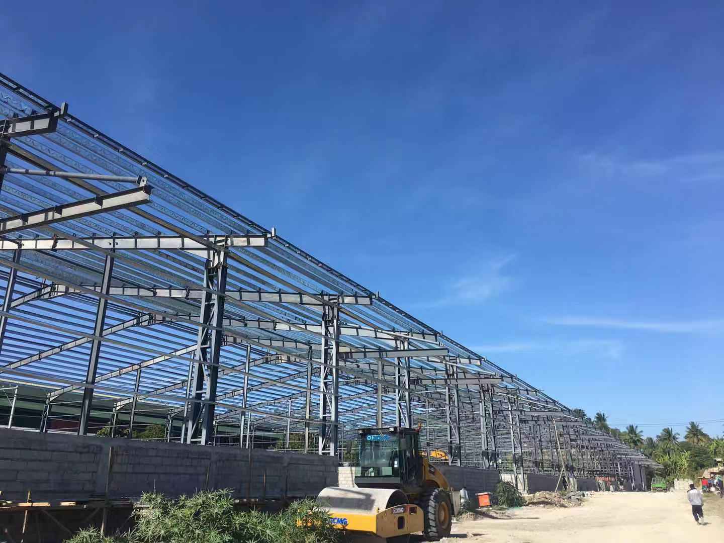 兰州中川国际机场三期扩建工程航站楼工程（一标段）项目钢结构屋面钢桁架顺利提升